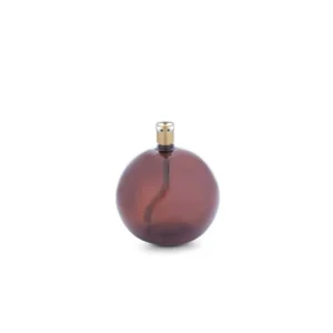 Oljelampa i rund form med cognacsfärgat glas och mässingsfärgad brännare, modell Round Cognac Brass S från Peri Design.