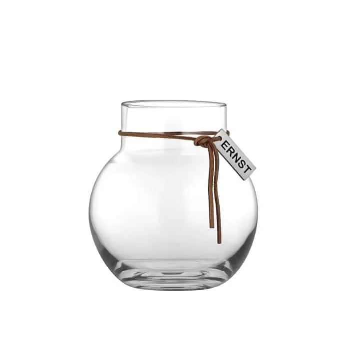 Rund glasvas från ERNST, 10 cm hög, med läderband och metallbricka – kan användas som vas eller ljuslykta.
