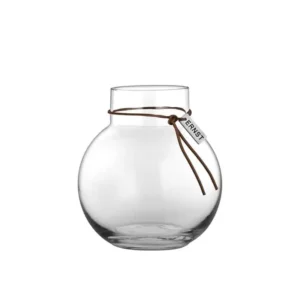 Rund glasvas i klart glas med läderband och ERNST-bricka, 14 cm hög – kan användas som vas eller ljuslykta.