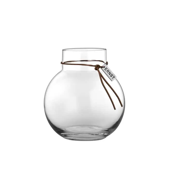 Rund glasvas i klart glas med läderband och ERNST-bricka, 14 cm hög – kan användas som vas eller ljuslykta.