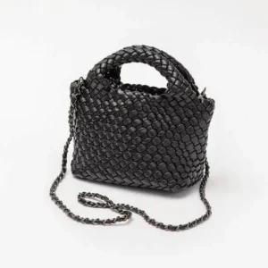 Brun Mia Mini Bag i flätad imitationläder med korta handtag och lång kedjerem, fotograferad mot vit bakgrund.