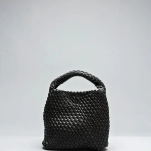 Brun Mia Tote-väska i flätad imitationläder med handtag, fotograferad rakt framifrån mot ljusgrå bakgrund.