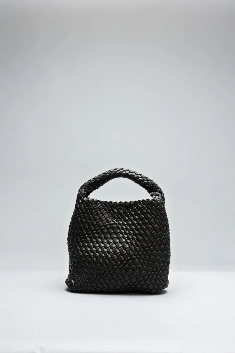 Brun Mia Tote-väska i flätad imitationläder med handtag, fotograferad rakt framifrån mot ljusgrå bakgrund.