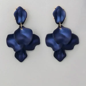 Leaf Earrings i midnattsblå nyans med mjukt formade blad i akryl, fotograferade mot en ljusgrå yta.