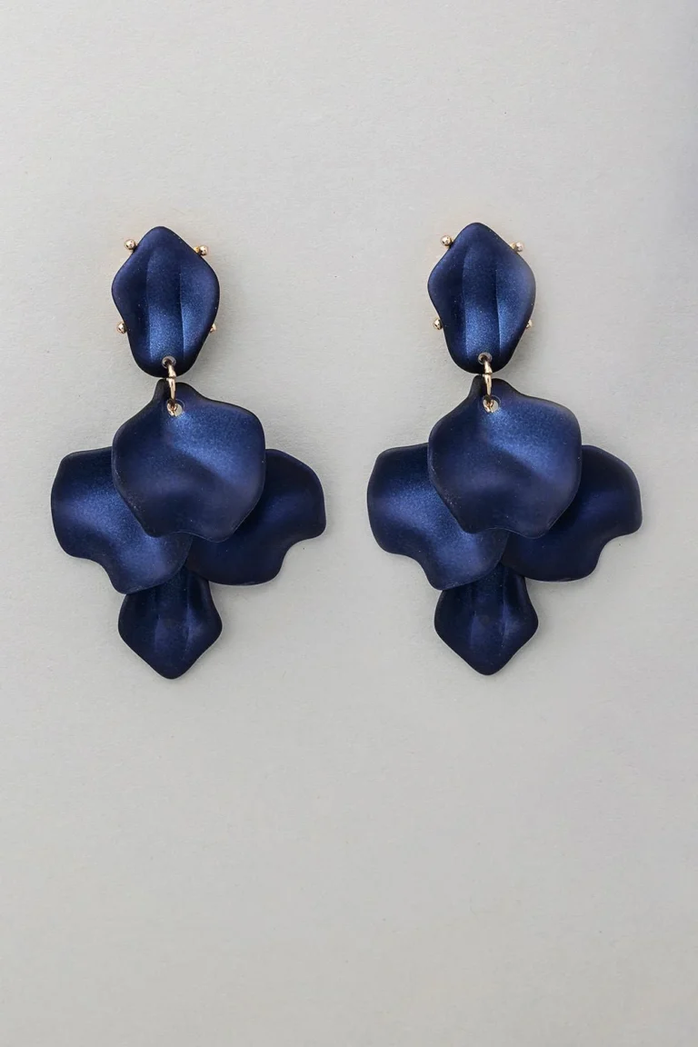 Leaf Earrings i midnattsblå nyans med mjukt formade blad i akryl, fotograferade mot en ljusgrå yta.