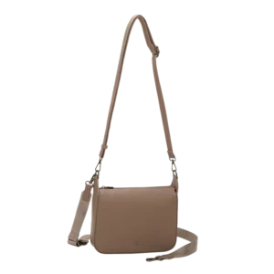 Taupefärgad crossover-väska i veganskt läder med lång, justerbar axelrem och stilren formgivning.