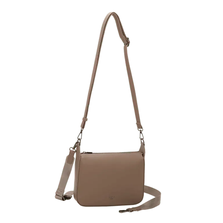 Taupefärgad crossover-väska i veganskt läder med lång, justerbar axelrem och stilren formgivning.