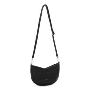 Svart crossover-väska från Puccini i halvmåneform med sned skärningsdetalj och justerbar rem i veganskt läder.