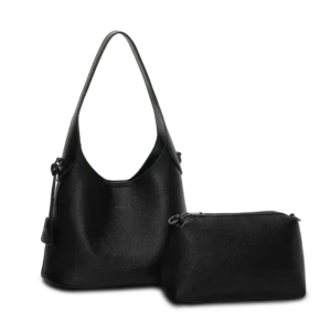 Svart axelväska från Puccini i veganskt läder med medföljande zipbag i samma material.