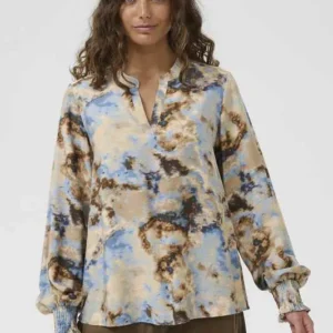 Mönstrad brun och blå blus med lång ärm och V-ringning från Culture.