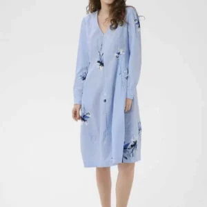 CUbrila blå blommig midiklänning från Culture med v-ringning och lång ärm.