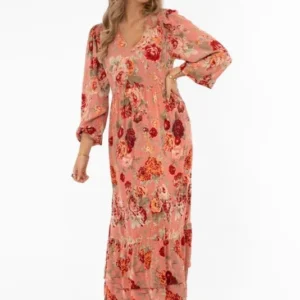 Blommig långklänning i rosé, pistage och rött med V-ringning och volanger från Capri Collection.