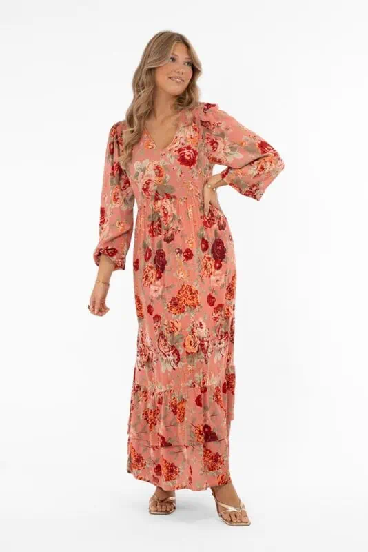 Blommig långklänning i rosé, pistage och rött med V-ringning och volanger från Capri Collection.