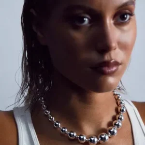 silverfärgat Big Bead Necklace från Bow19 med stora runda kulor och justerbar förlängningskedja.
