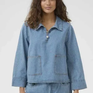 Ljusblå randig denimskjorta med 3/4-ärm från Culture.