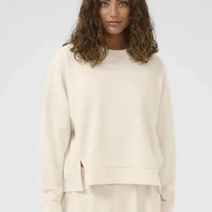 CUalyson Chabrina creme sweatshirt från Culture med oversized passform.