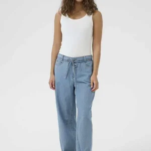 Ljusblå raka denimbyxor med mid waist från Culture.