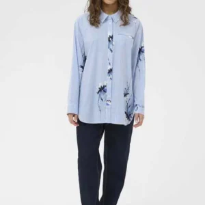 Blå randig skjorta med blommönster, klassisk krage och knäppning framtill i en avslappnad och stilren design.