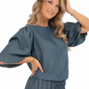 Blå tencelblus med puffärmar och ledig passform från Capri Collection.