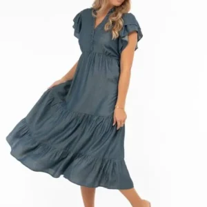 Blå tencelklänning med skjortkrage, fjärilsärmar och volangkjol från Capri Collection.