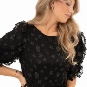 Svart blus i mesh med brodyr och 3D-blommor samt 3/4-ärm med puff och mjuk resår.