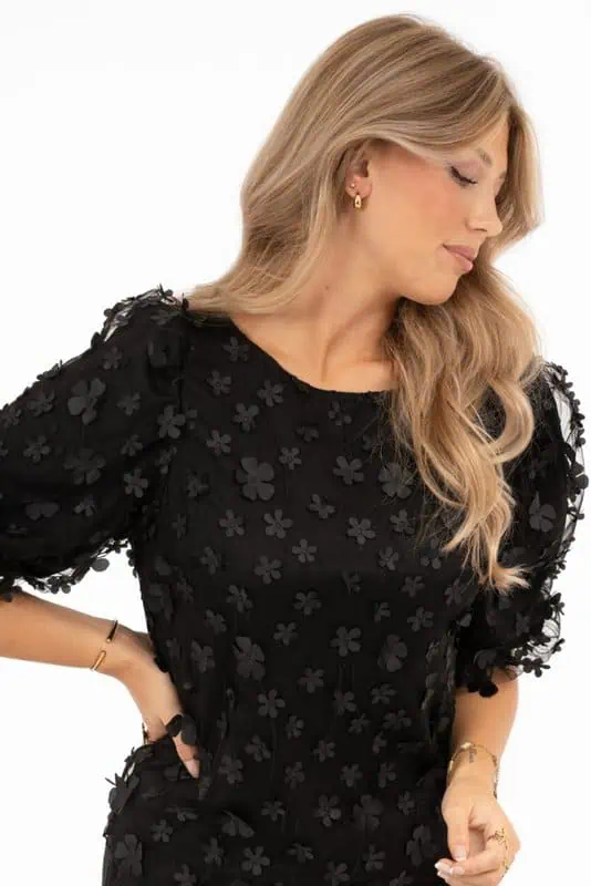 Svart blus i mesh med brodyr och 3D-blommor samt 3/4-ärm med puff och mjuk resår.