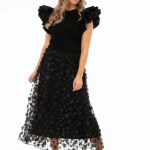 Svart A-linje kjol i skir mesh med brodyr och utanpåliggande 3D-blommor från Capri Collection.