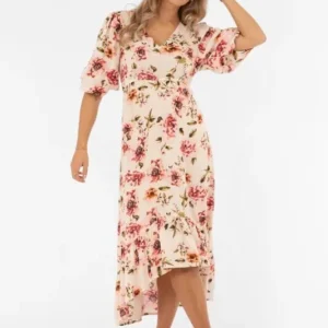Aveline blommig klänning från Capri Collection i creme och rose med v-ringning och volangkjol.