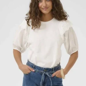 Modell bär vit t-shirt från Culture med puffärmar och rund hals.