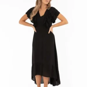 Empire svart volangklänning från Capri Collection med fjärilsärmar och v-ringning.