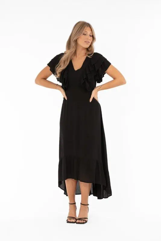 Empire svart volangklänning från Capri Collection med fjärilsärmar och v-ringning.