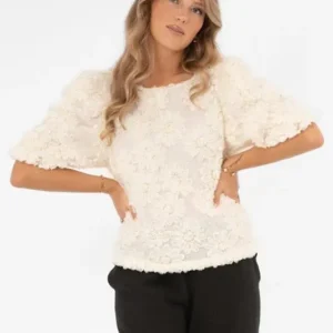 Fleur champagne meshblus från Capri Collection med puffärmar och ton-i-ton blommönster.