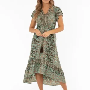 Hollis blommig klänning azur coffee gold från Capri Collection med fjärilsärmar och volangkjol.