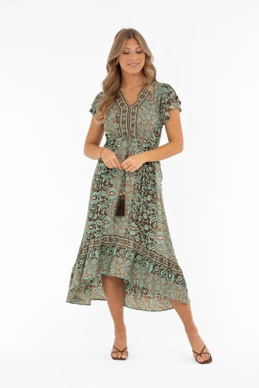 Hollis blommig klänning azur coffee gold från Capri Collection med fjärilsärmar och volangkjol.