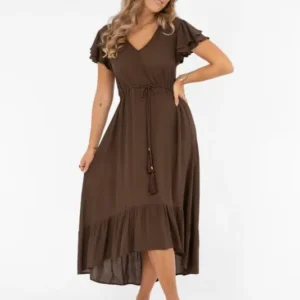 Modell bär brun klänning från Capri Collection med v-ringning, knytband i midjan och luftig kjol.