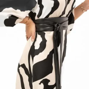 Key Belt svart midjebälte från Capri Collection i mjukt veganläder som knyts runt midjan.