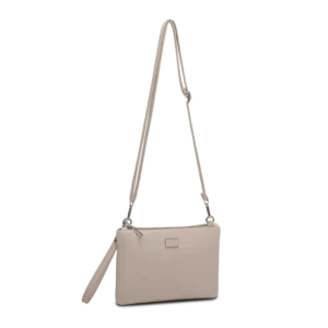 Beige clutch från Lycke Oslo med dragkedja och justerbar axelrem i minimalistisk design.