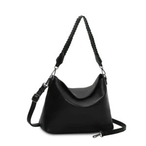 Svart hobo väska från Lycke Oslo i PU med flätad axelrem och justerbar rem mot neutral bakgrund.