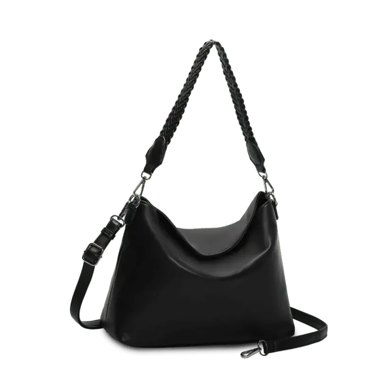 Svart hobo väska från Lycke Oslo i PU med flätad axelrem och justerbar rem mot neutral bakgrund.