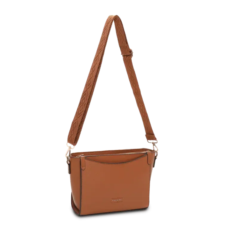 Cognac crossover-väska från Puccini med bred axelrem och modern design.