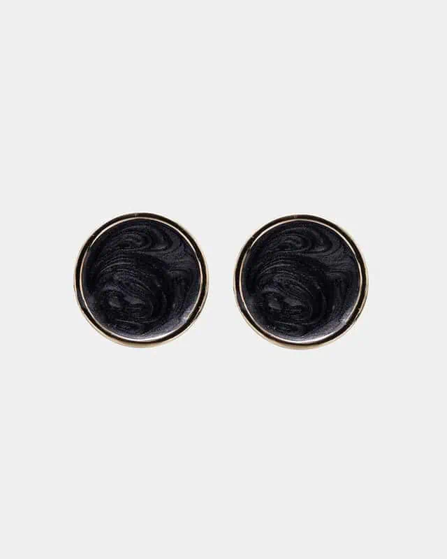 Ava Pearl Earrings Pearl Black från Bow19 med svart pärleffekt, guldfärgad kant och elegant oval design.