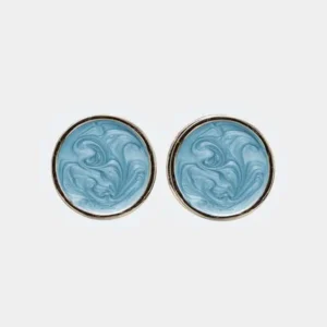Ava Pearl Earrings Pearl Blue från Bow19 med blå pärleffekt, guldfärgad kant och elegant oval design.