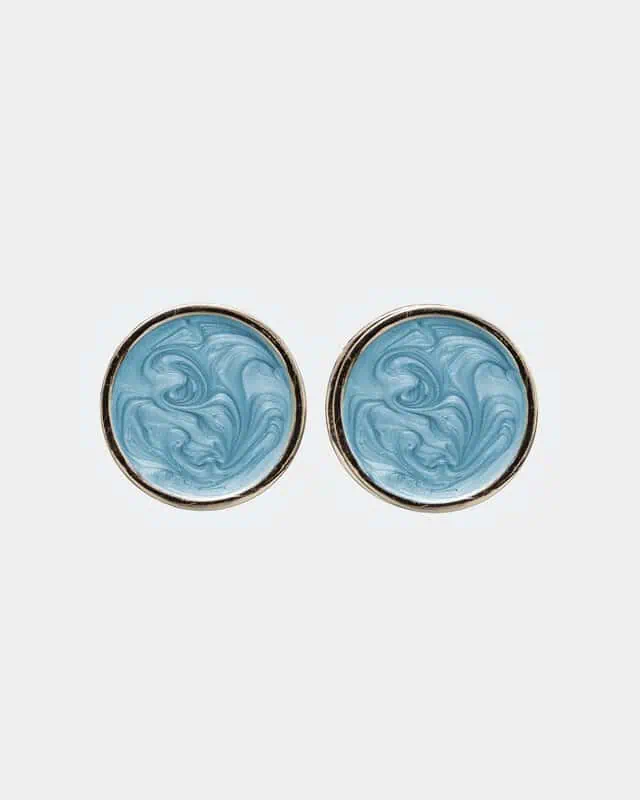 Ava Pearl Earrings Pearl Blue från Bow19 med blå pärleffekt, guldfärgad kant och elegant oval design.