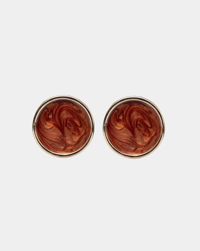 Ava Pearl Earrings Pearl cognac från Bow19 med cognac pärleffekt, guldfärgad kant och elegant oval design.