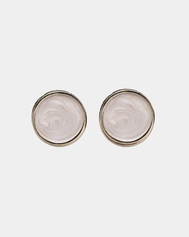 Ava Pearl Earrings Pearl White från Bow19 med vit pärleffekt, guldfärgad kant och elegant oval design.