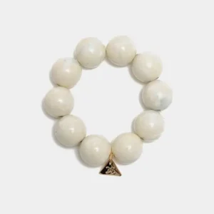 Bold Pearl Bracelet från BOW19 med stora benvita pärlor och guldfärgad detalj.