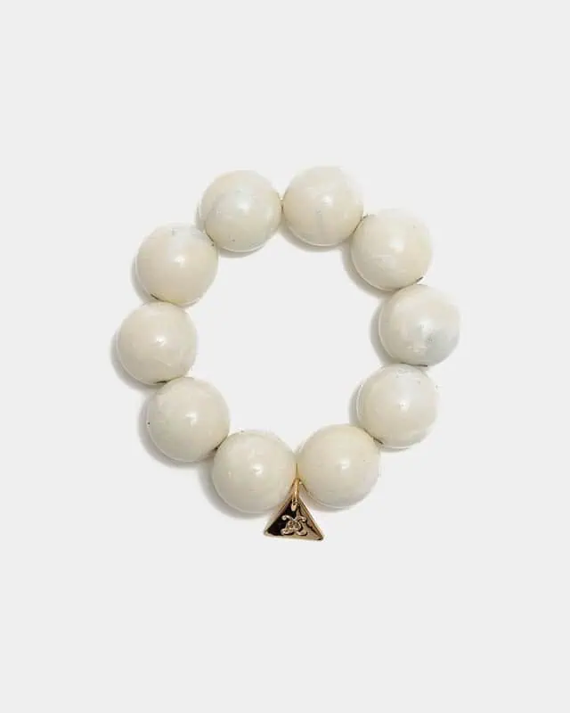 Bold Pearl Bracelet från BOW19 med stora benvita pärlor och guldfärgad detalj.