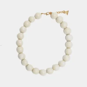 Bold Pearl Necklace från BOW19 med stora benvita pärlor och guldfärgat spänne.
