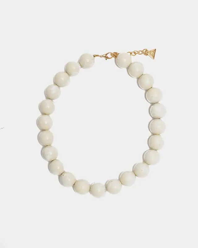 Bold Pearl Necklace från BOW19 med stora benvita pärlor och guldfärgat spänne.