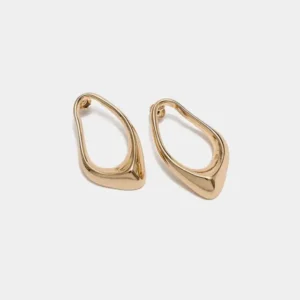 Cia Earrings från BOW19 i guldfärgad metall med asymmetrisk ihålig design.